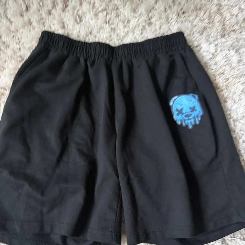 Upgrade your workout gear with these black athletic shorts featuring a striking - Picture 3 of 3